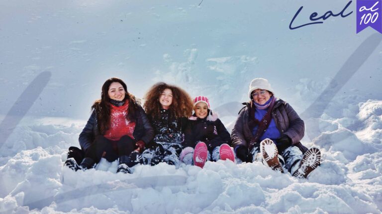Familia sentada en la nieve Visa Nómada Digital para Residentes Canadienses en España