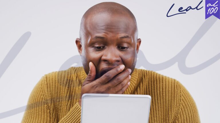 Persona mira papel y se sorprende color de piel oscuro, mano en la boca, nómadas digitales españa lo que no sabías de la visa